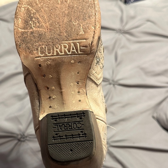 Corral Intricate Embroidered Tan Boots - Picture 2 of 5